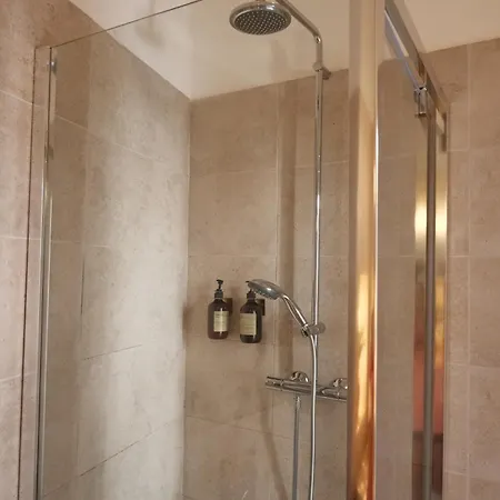 Au Coeur Du Vieil A 200m Des Plages, Superbe Apartament Antibes